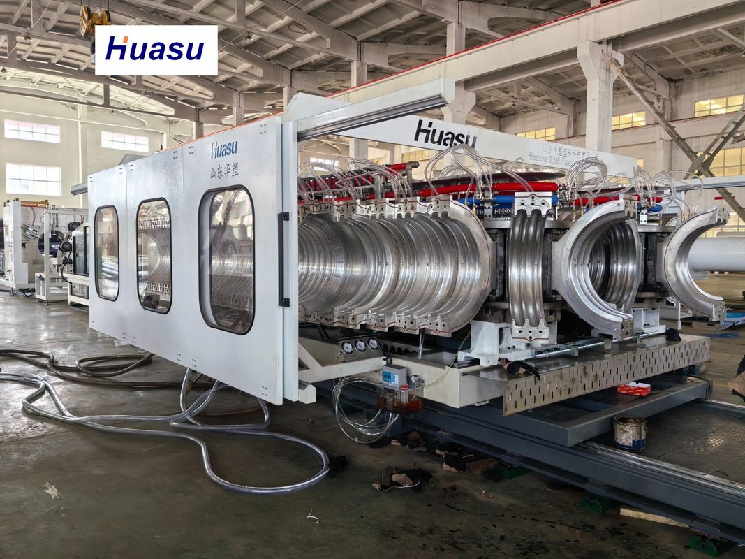 自動PVC波紋管の生産ライン 32-1600mmパイプ直径 60-2000kg/h 容量とシメンスPLCシステム