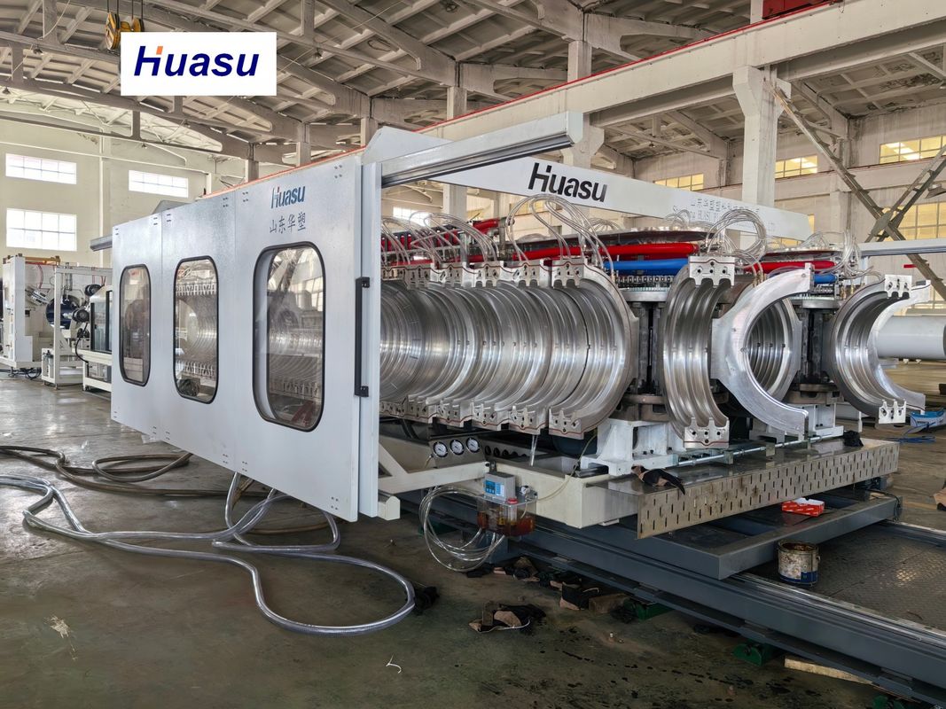 自動PVC波紋管の生産ライン 32-1600mmパイプ直径 60-2000kg/h 容量とシメンスPLCシステム