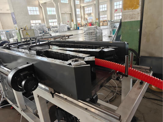Water Cooling Single Wall Corrugated Pipe Extrusion Line with Ld Ratio 33/38/40 and Automatic Feeding for Plastic Pipe Production